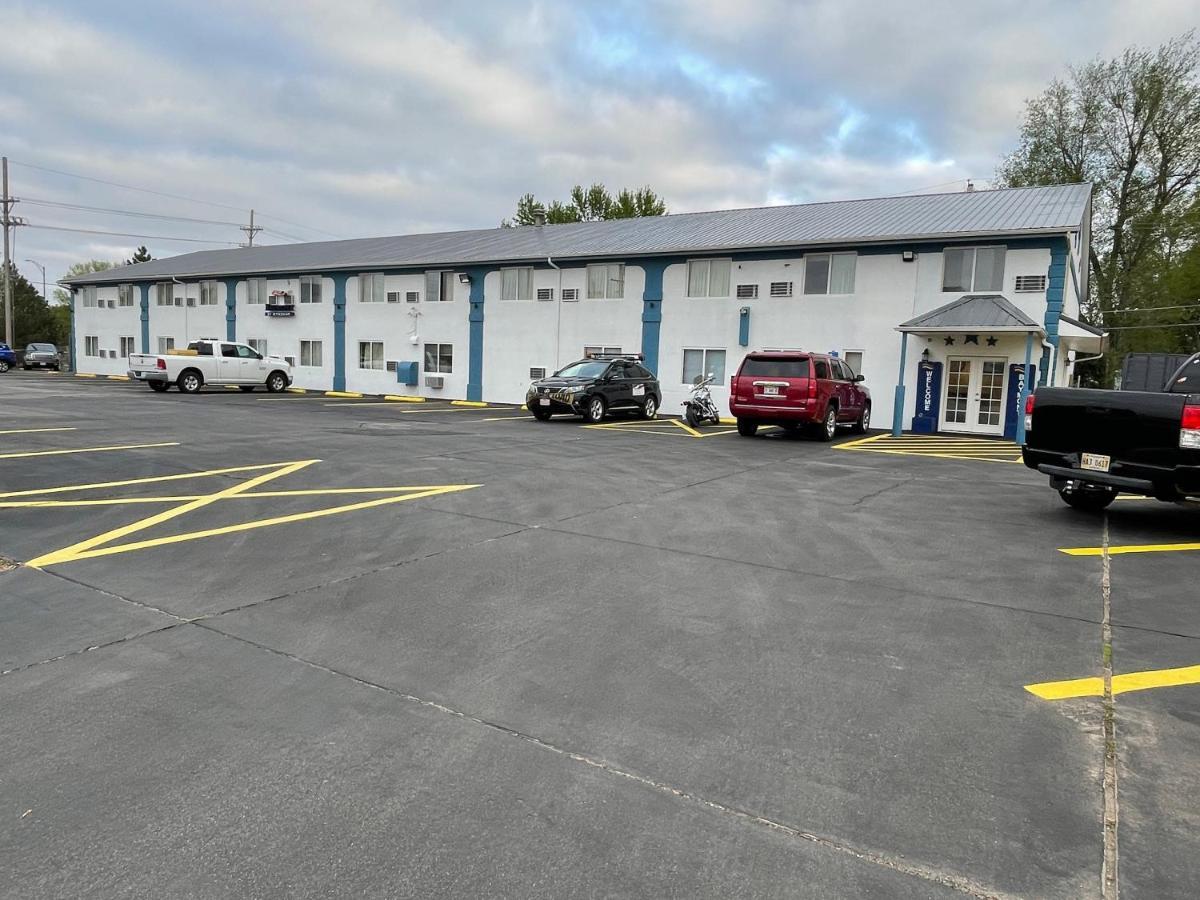 Baymont By Wyndham Hutchinson Hotel Exterior photo