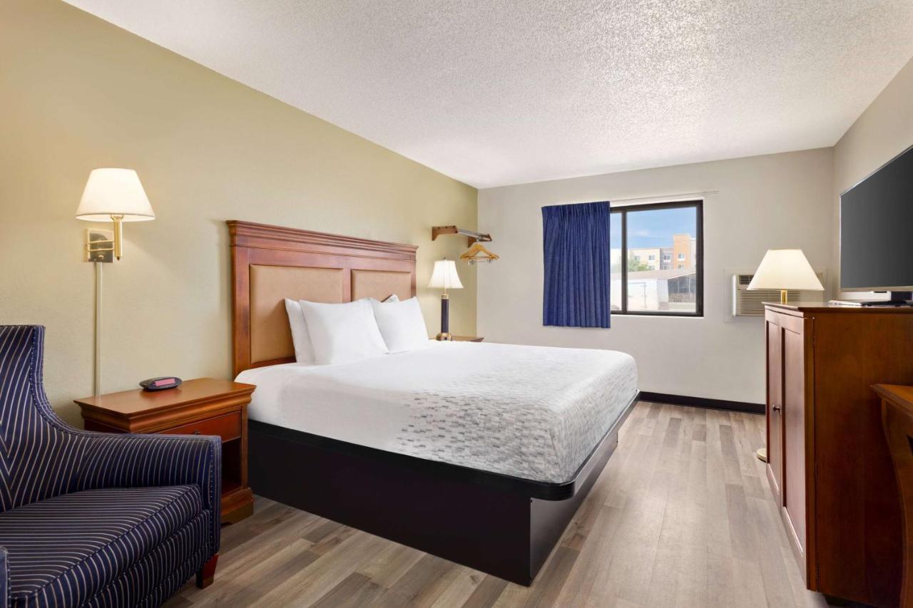 Baymont By Wyndham Hutchinson Hotel Exterior photo